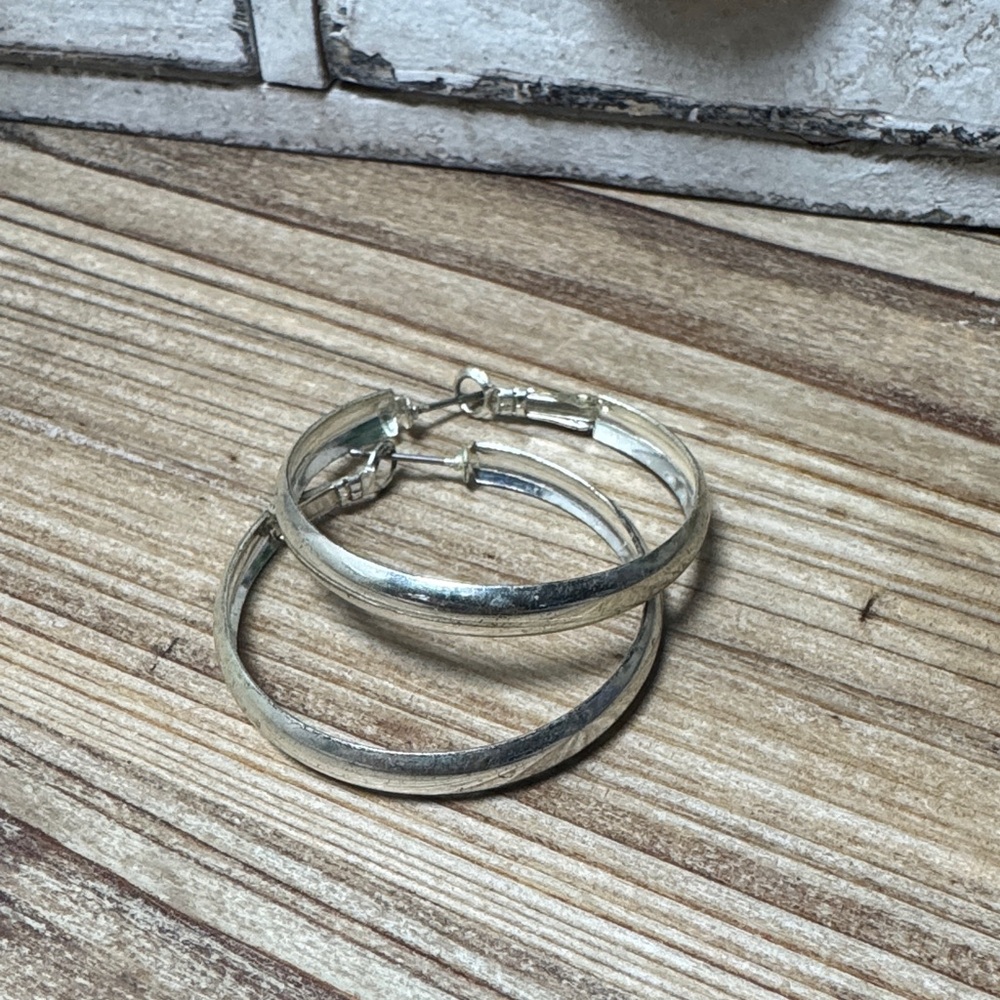 009.Costume Silver Hoop Earrings